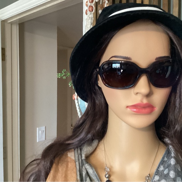 Oakley Sunglasses with tortoise shell frames and polarized lenses and soft case - Picture 11 of 11